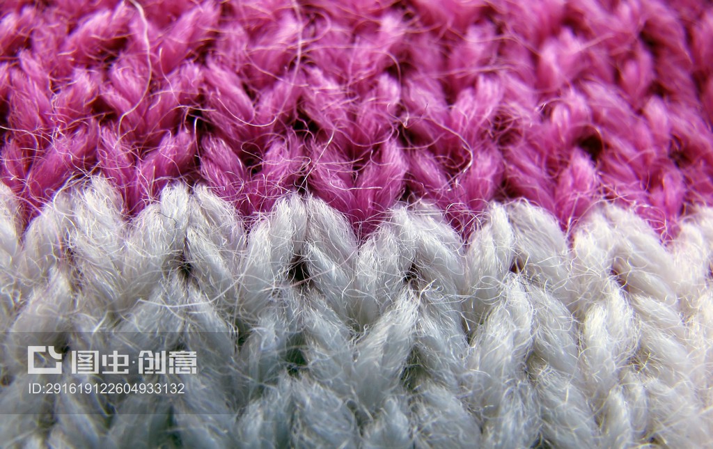针织丁香和白线产品Knitted lilac and white thread product