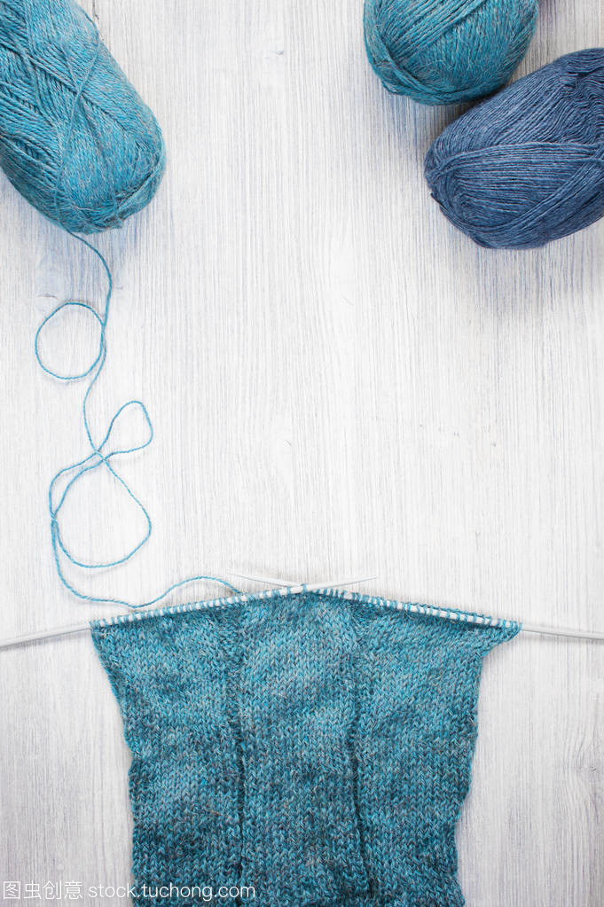 针织的围巾和木制的桌子上羊毛绞